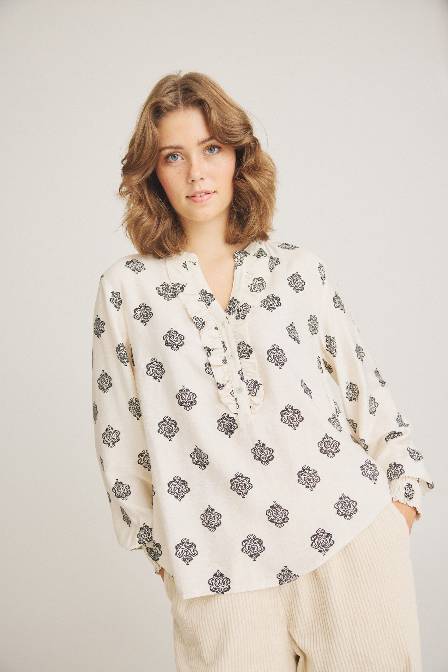 LUXZUZ // ONE TWO Ansigata Blouse Blouse 738 Coconut Milk