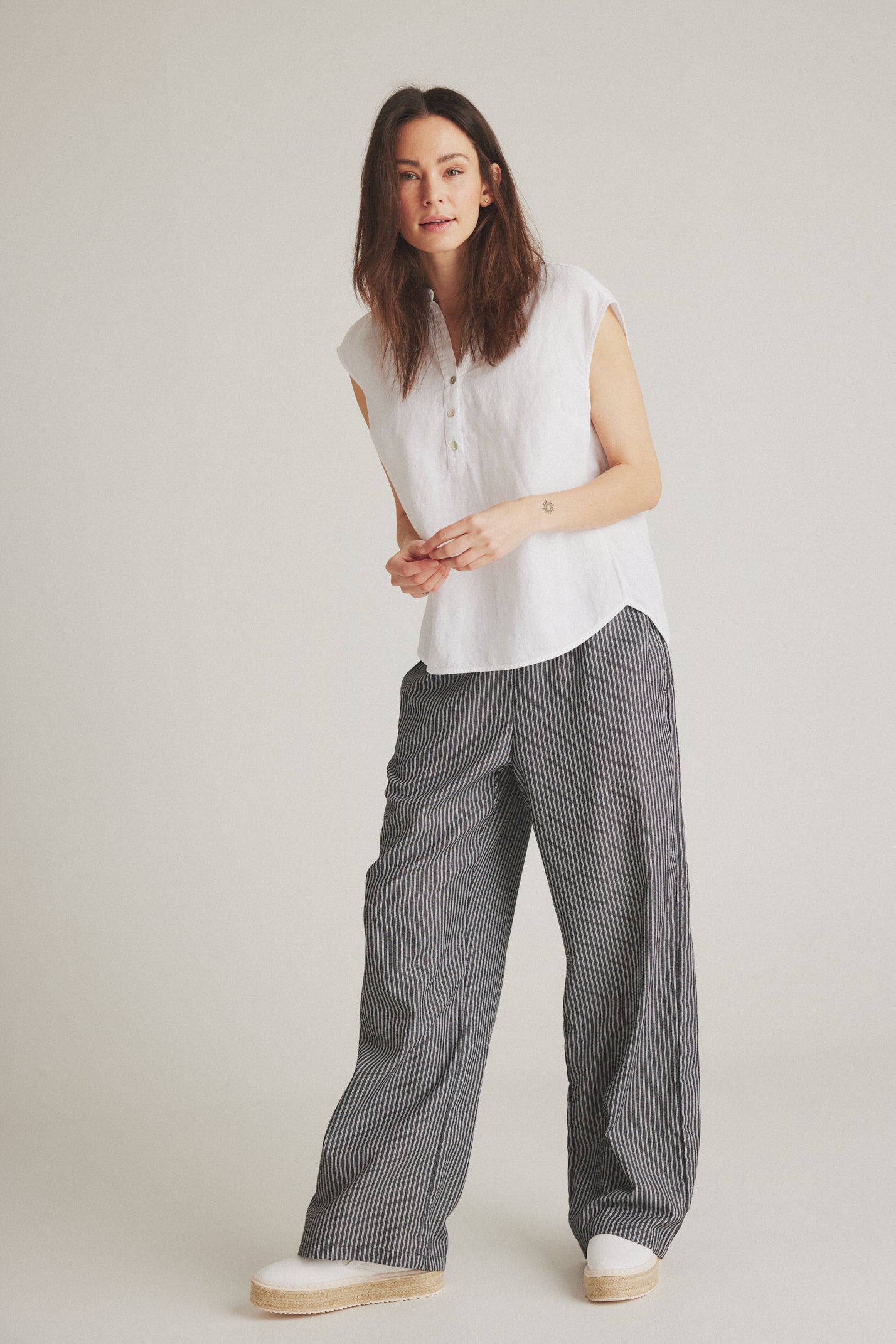 LUXZUZ // ONE TWO Kikantia Top Top 901 White