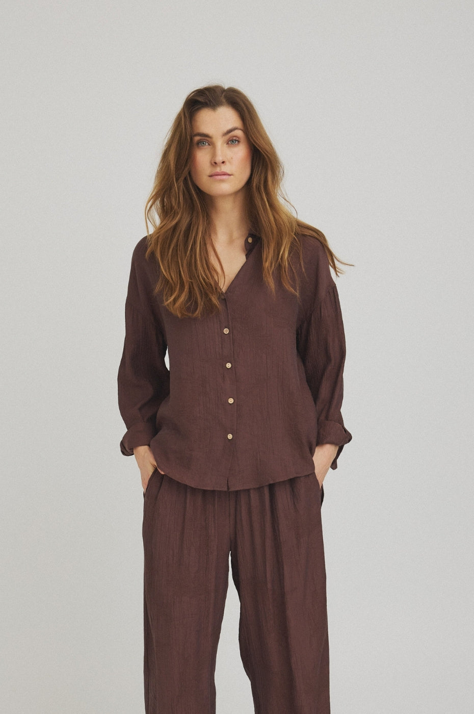 LUXZUZ // ONE TWO Aimi Blouse Blouse Dark Brown 7090