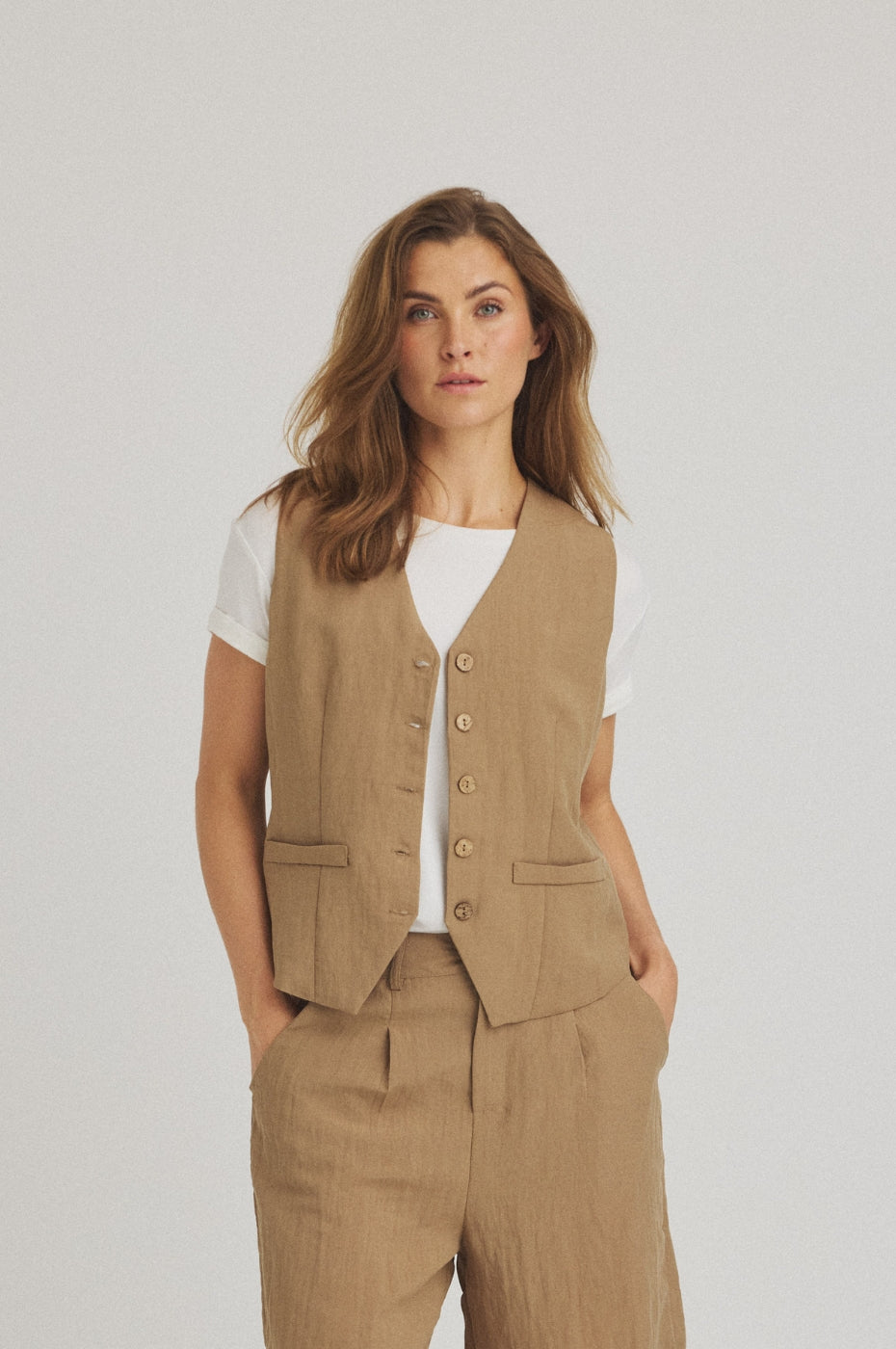 LUXZUZ // ONE TWO Alessandra Vest Vest Dark Sand 7055