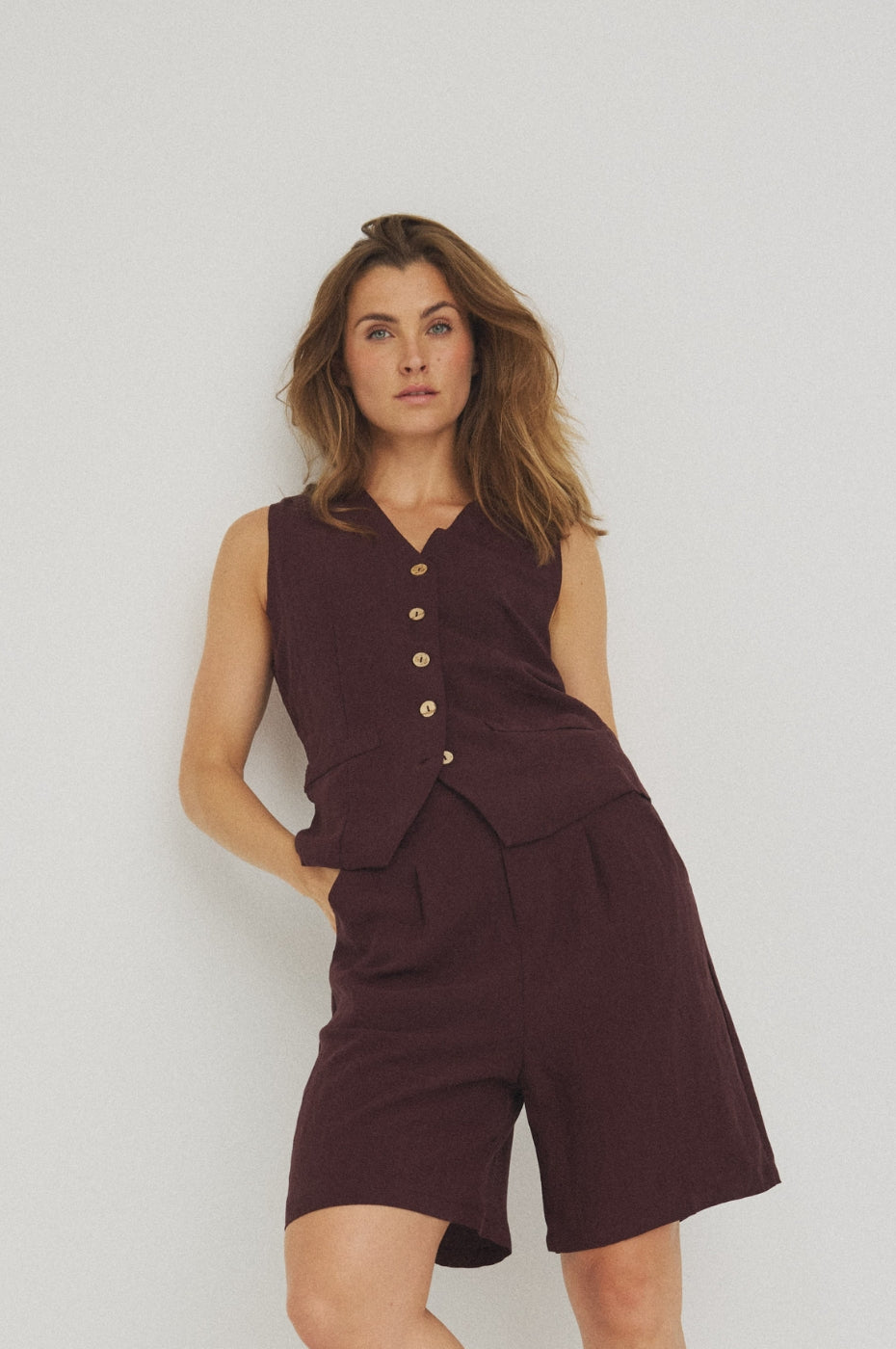 LUXZUZ // ONE TWO Alessandra Vest Vest Wine 4090