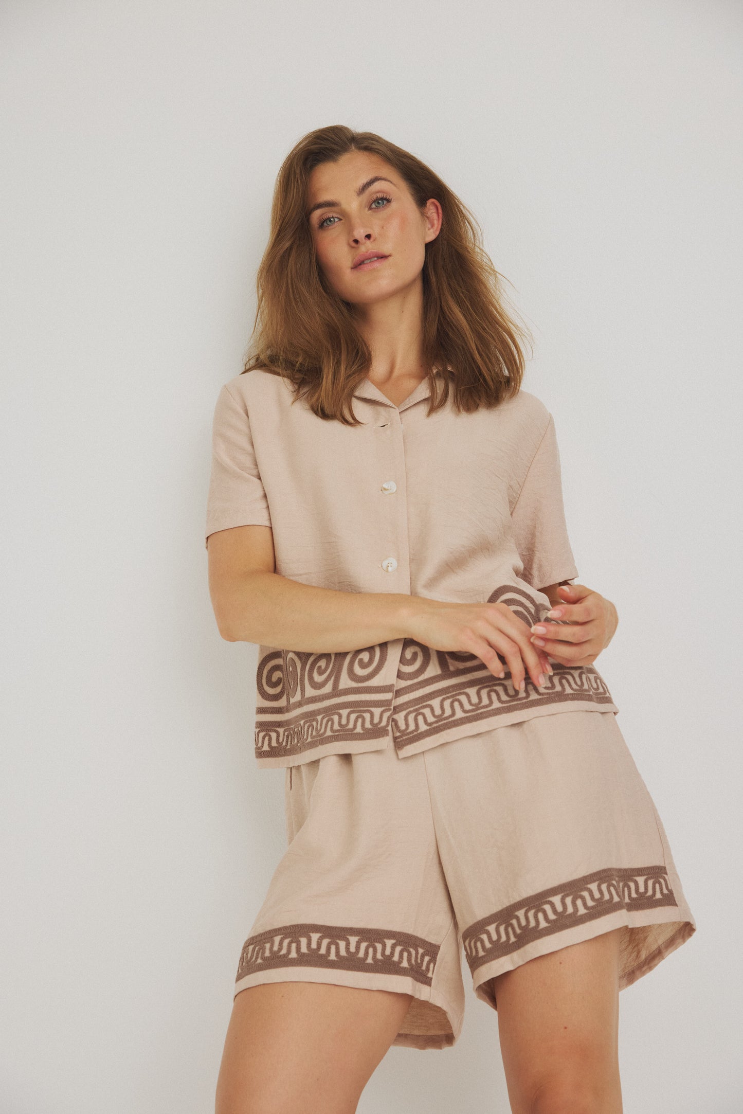 LUXZUZ // ONE TWO Valeria Shorts Shorts Taupe 7012