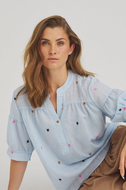 LUXZUZ // ONE TWO Vibse Blouse Blouse Light Blue 5010
