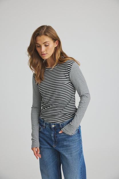 LUXZUZ // ONE TWO Zegzag Stripe T-shirt T-Shirt 999 Black